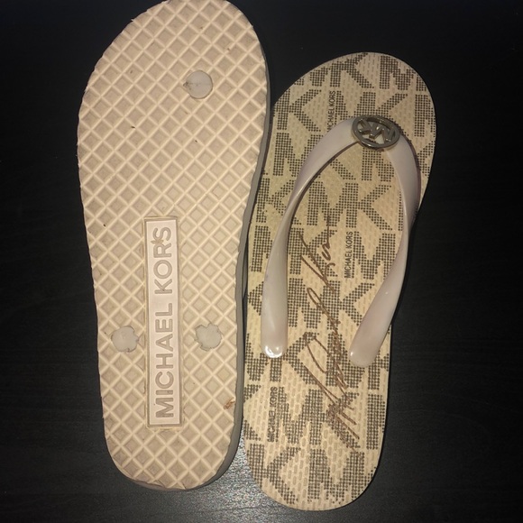Michael Kors flip flops. US SIZE 8. - Picture 3 of 5
